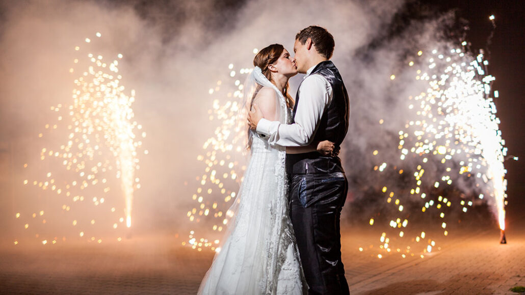 Brautpaar mit Feuerwerk - Vulkane