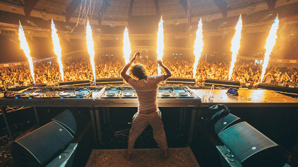 Festival MagicFX Flameblazer DJ Felix Jaehn behind 2