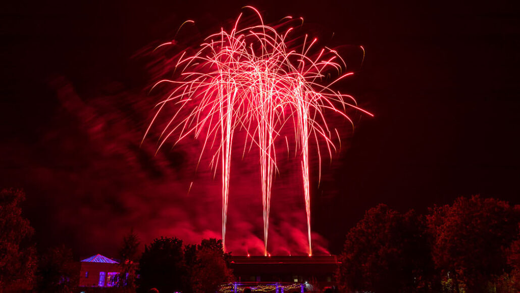 Feuerwerk Firmenevent red crossette