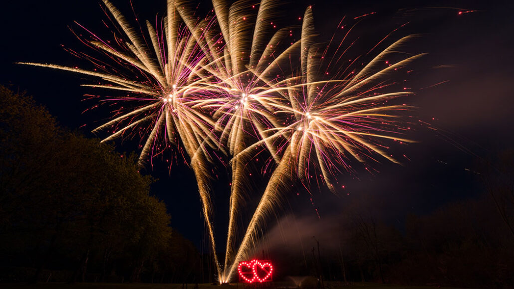 Feuerwerk mit Lichterbild Herzen