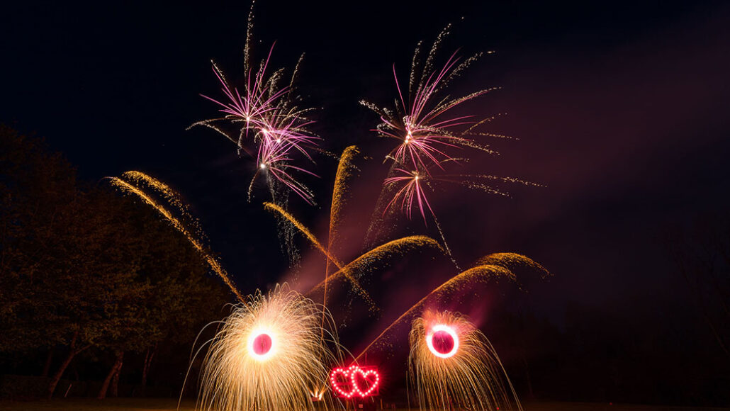Feuerwerk mit Sonnen Lichterbild Herzen