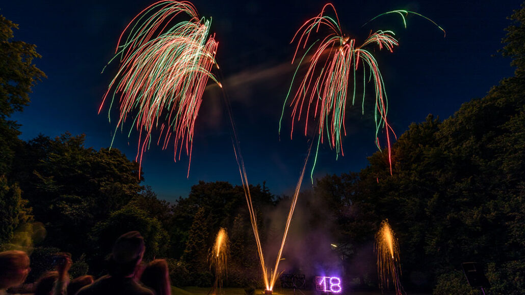Feuerwerk zum 18 Geburtstag falling leaves