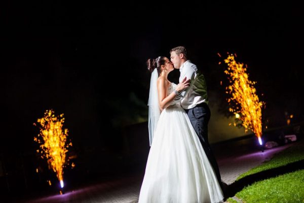 Hochzeitspaar mit Feuersäulen