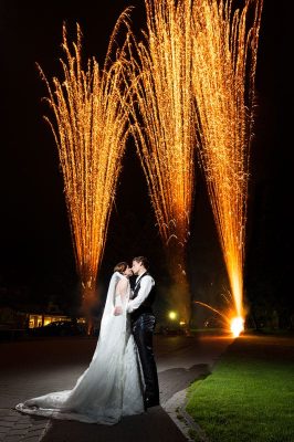 Hochzeitspaar mit goldenen Feuertöpfen